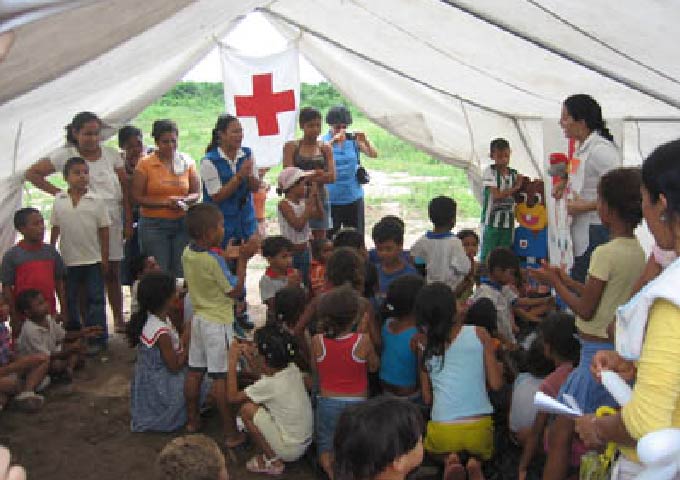 Asistencia-humanitaria-a-desplazados-colombianos-Dominio-publico_Mesa-de-trabajo-1
