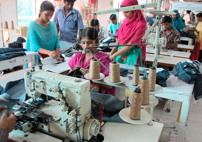 Mujeres-trabajando-en-fabricas-de-ropa-By-SuSanA-Secretariat-CC-BY-2-0